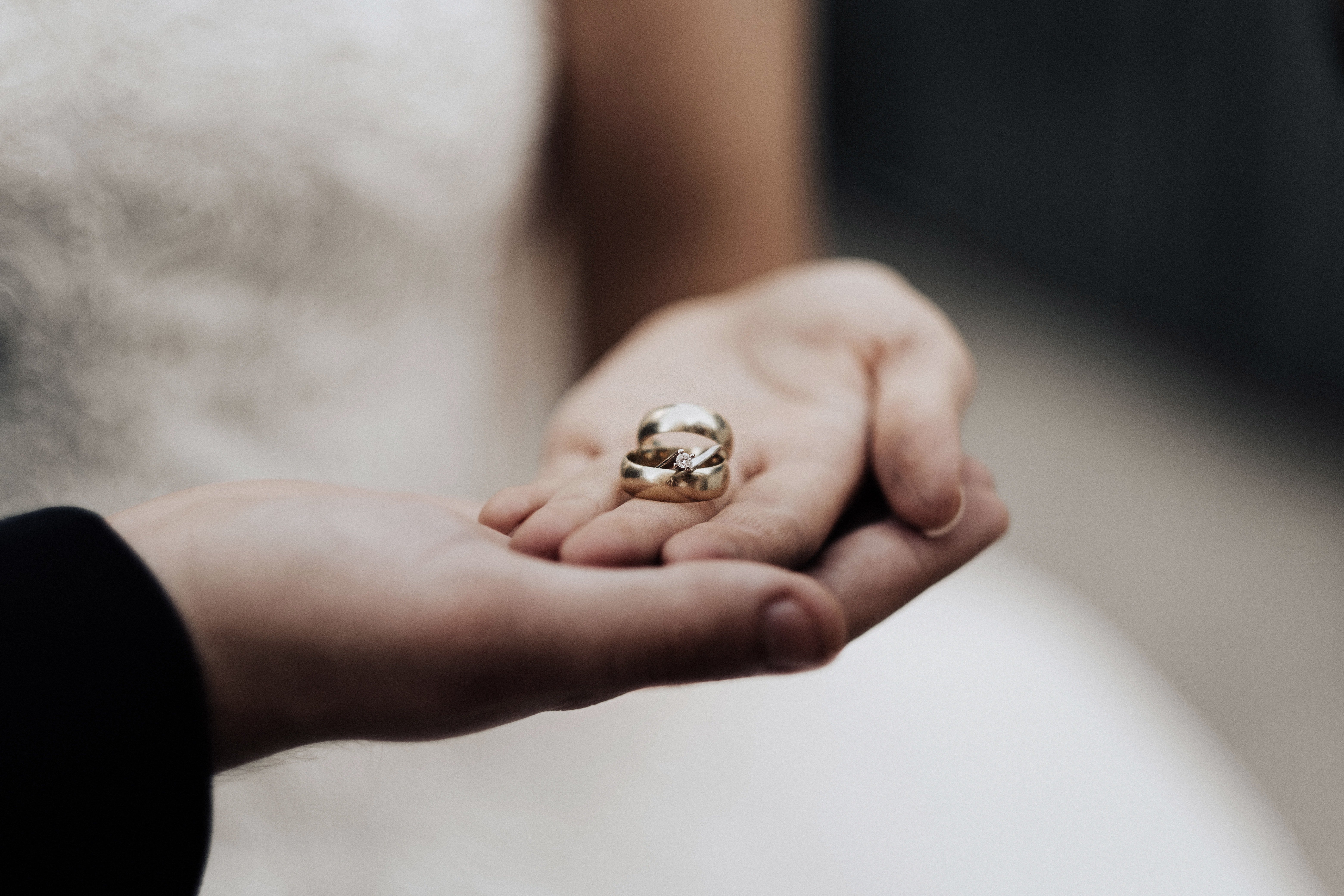 hands-jewellery-rings-3094345